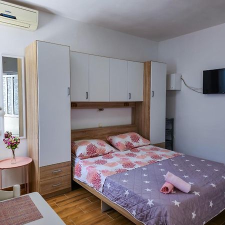אומיס Apartments Neda מראה חיצוני תמונה
