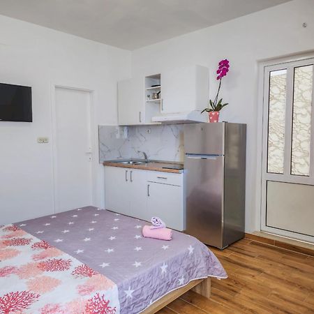 אומיס Apartments Neda מראה חיצוני תמונה