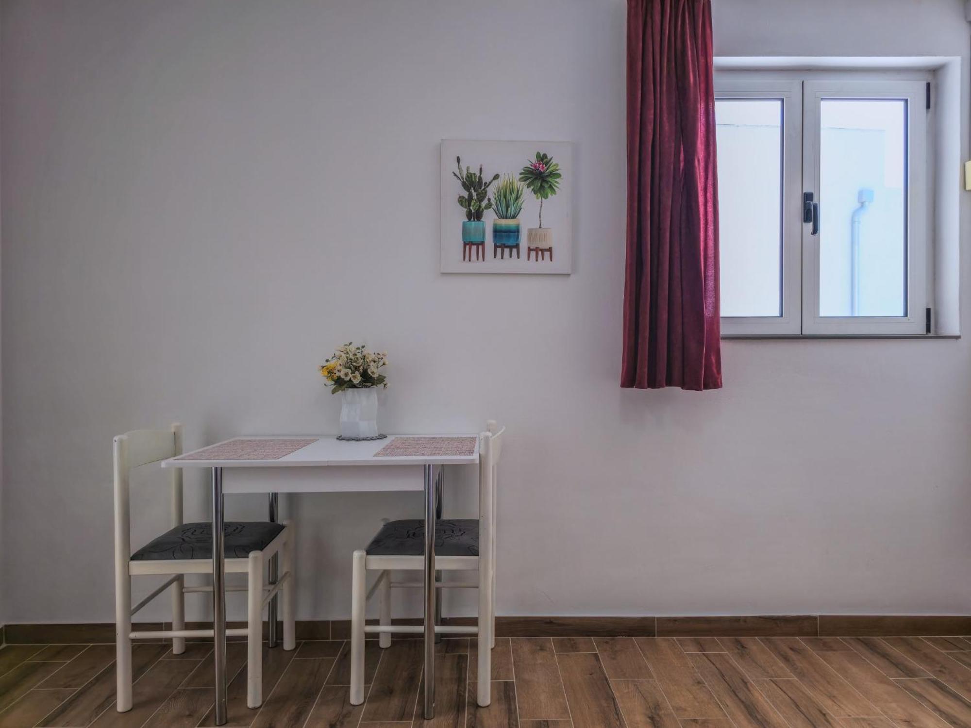 אומיס Apartments Neda מראה חיצוני תמונה
