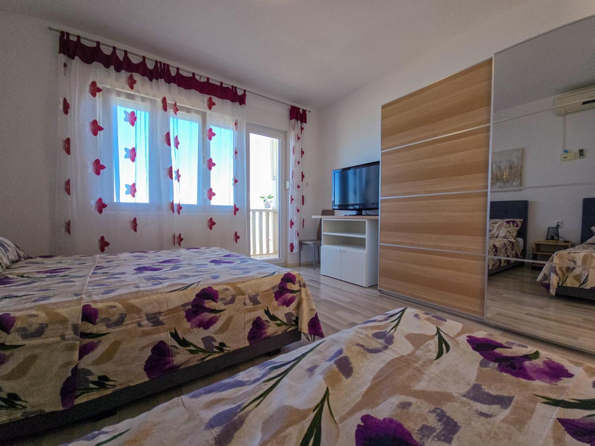 אומיס Apartments Neda מראה חיצוני תמונה