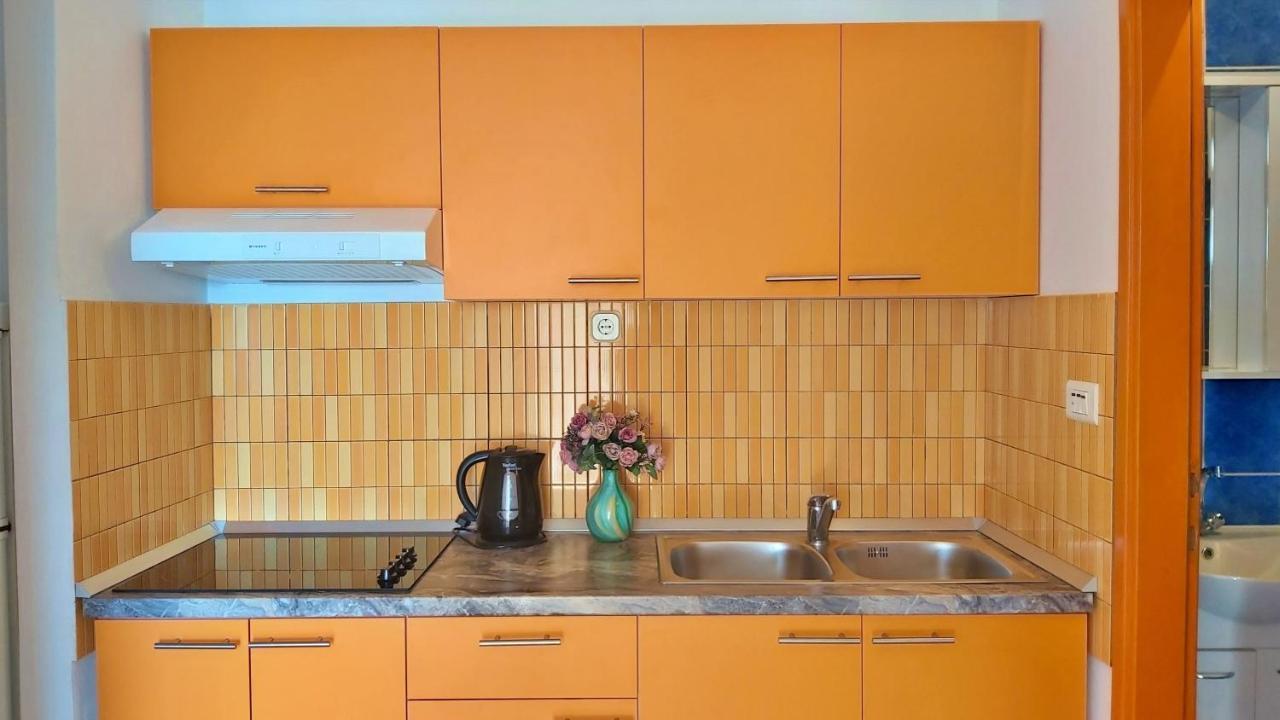 אומיס Apartments Neda מראה חיצוני תמונה