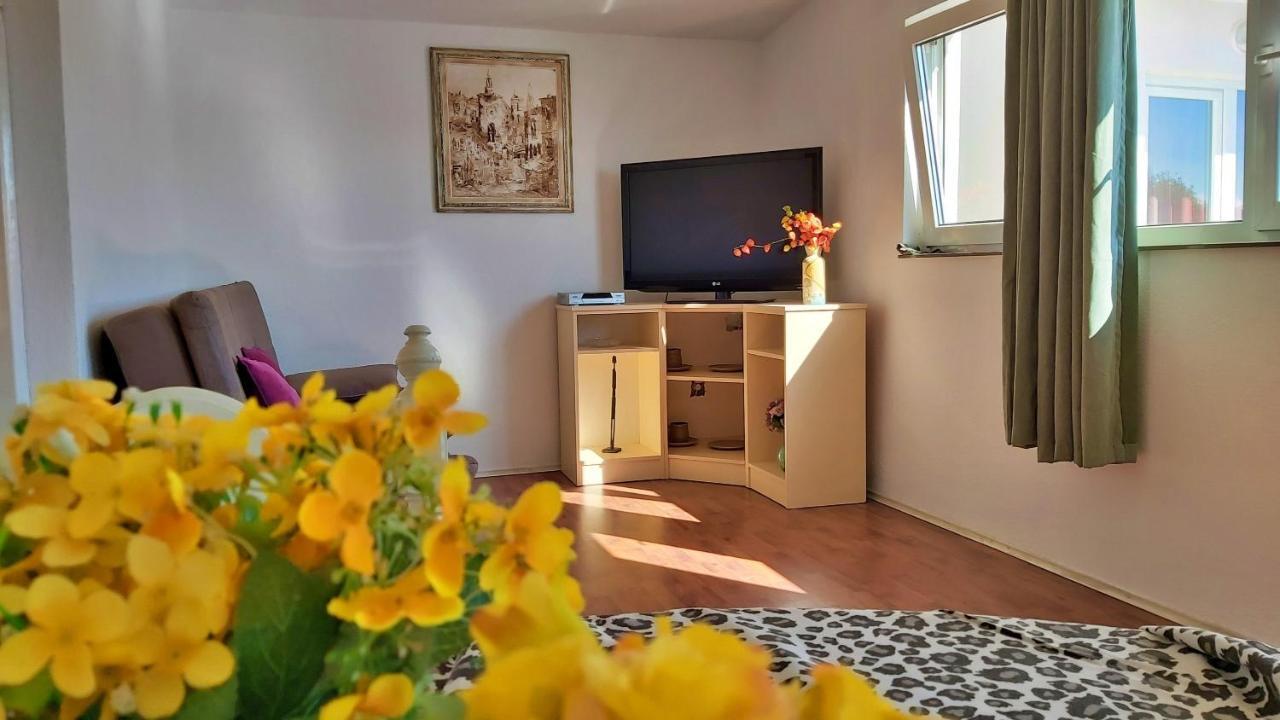 אומיס Apartments Neda מראה חיצוני תמונה
